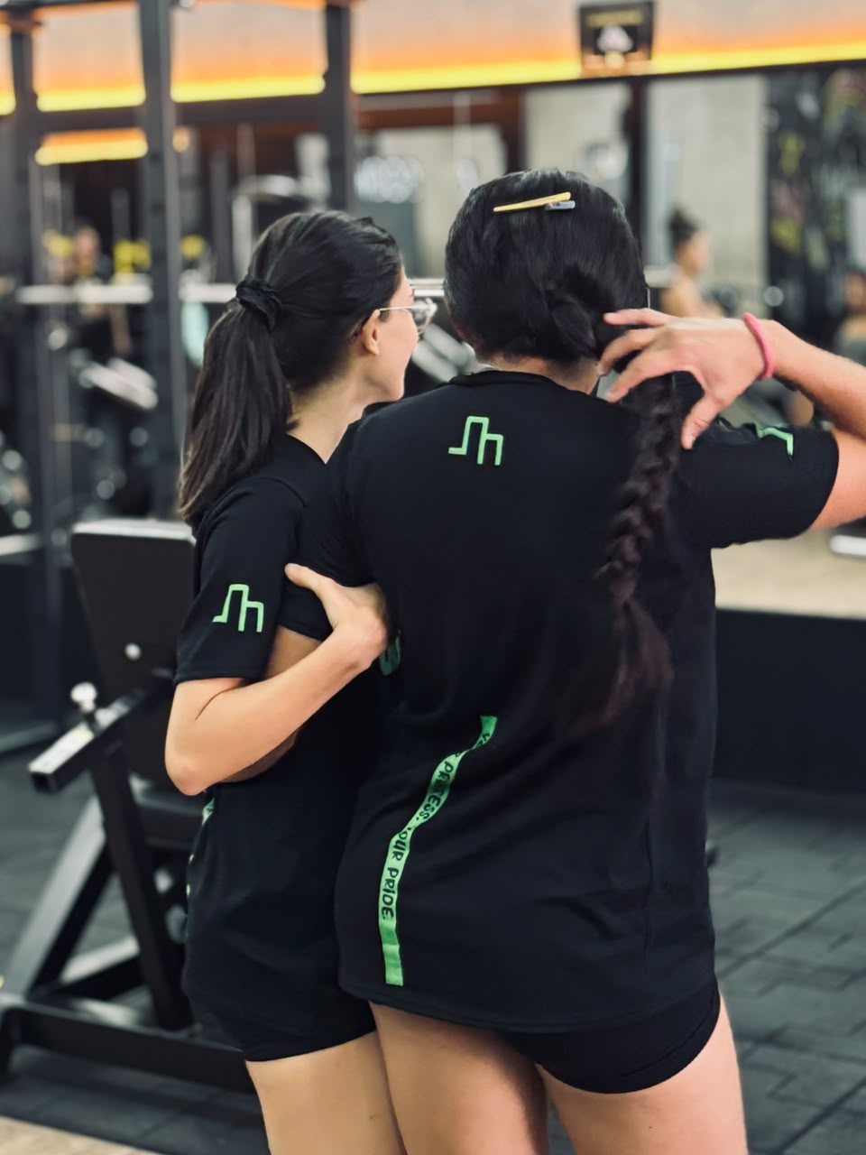 Alunas com camiseta do time — treino natural feminino Medeiros Squad